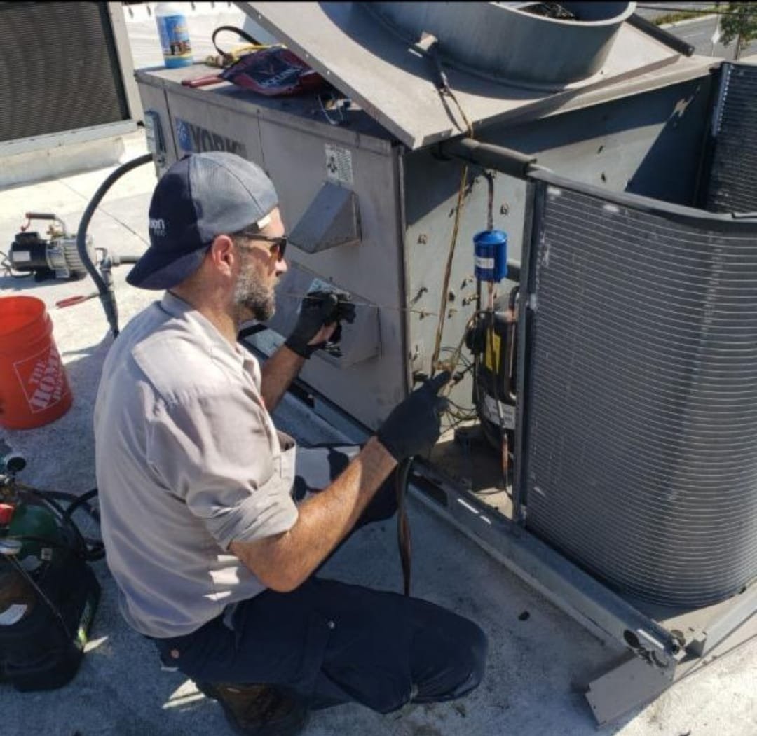 Rooftop HVAC unit service
